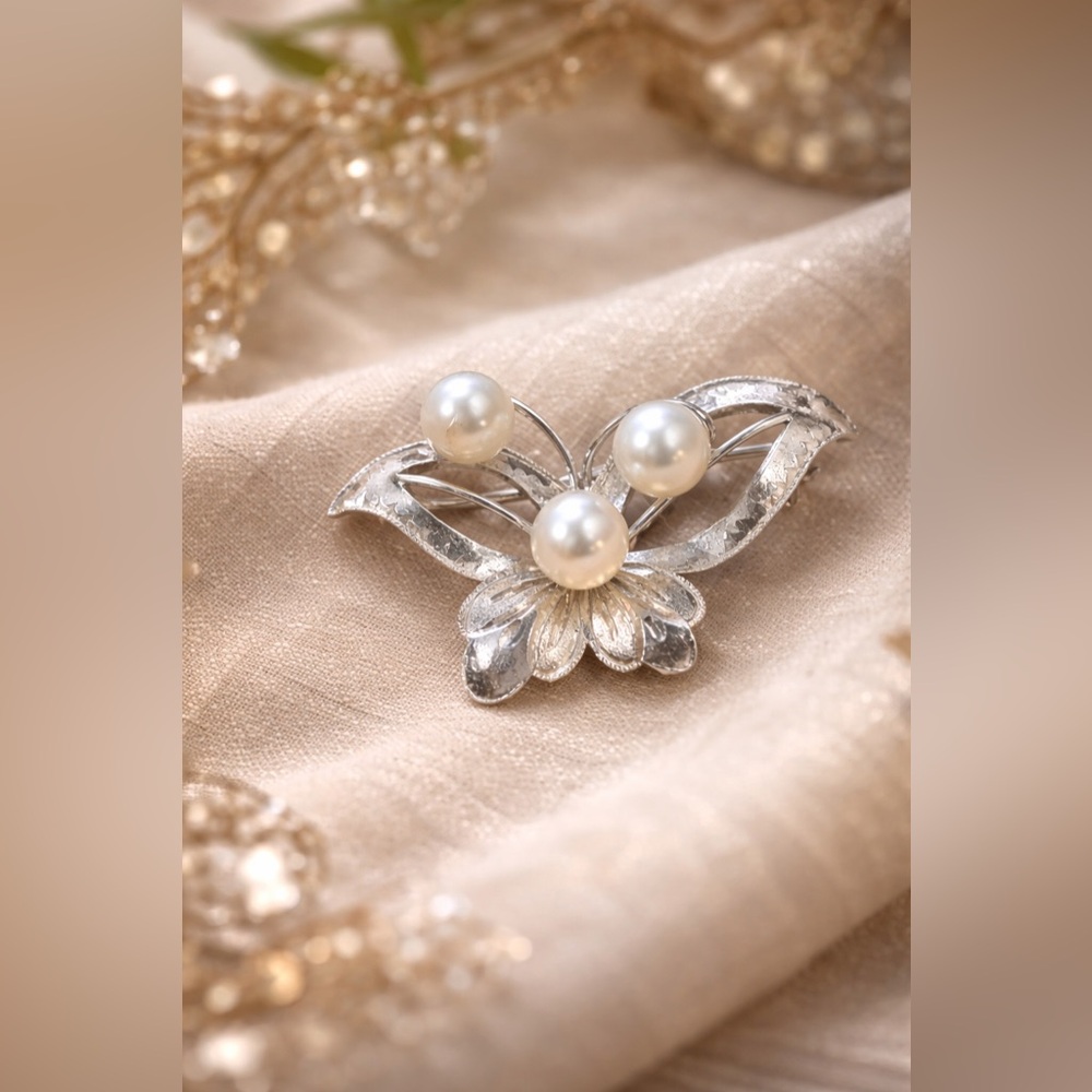 VINTAGE Genuine Pearl and Stamped Silver Elegant and Beautiful 🦋 Brooch